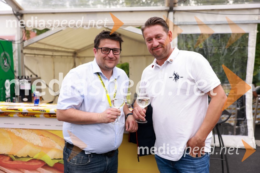  Pavel Magdić, generalni direktor, Dominikanski samostan;  Tomaž Zaviršek,  direktor za korporativno komuniciranje in posebne projekte, Perutnina PtujEkskluzivni koncert Joker out ob 50-letnici Poli