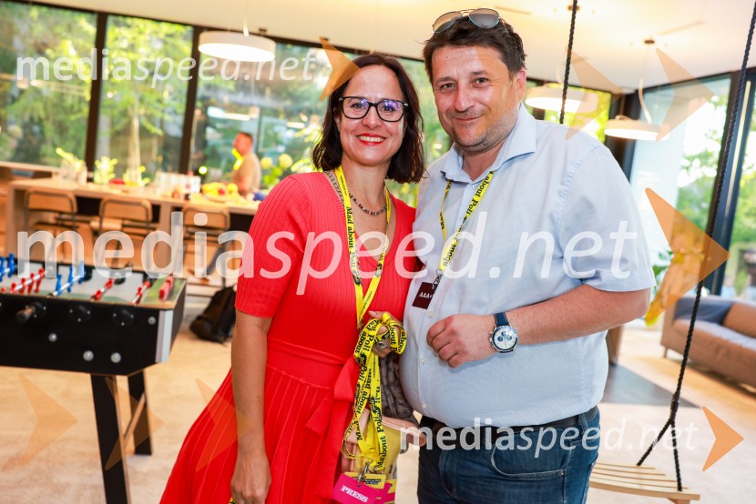  Barbara Stopinšek, vodja blagovne znamke Poli v Skupini Perutnina Ptuj;  Pavel Magdić, generalni direktor, Dominikanski samostanEkskluzivni koncert Joker out ob 50-letnici Poli