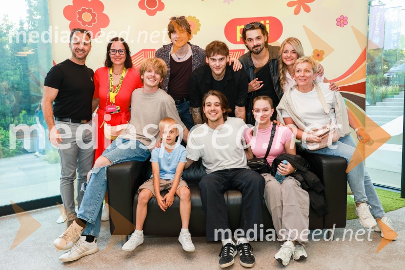  Barbara Stopinšek, vodja blagovne znamke Poli v Skupini Perutnina Ptuj;  Jure Maček,  Joker Out;  ... ;  Kris  Guštin, Joker Out;  Bojan Cvjetićanin, Joker Out;  Nace  Jordan, Joker Out;  Jan  Peteh, Joker Out;  ... ;  ... ;  ... ;  Davorin Gabrovec, DataboxEkskluzivni koncert Joker out ob 50-letnici Poli