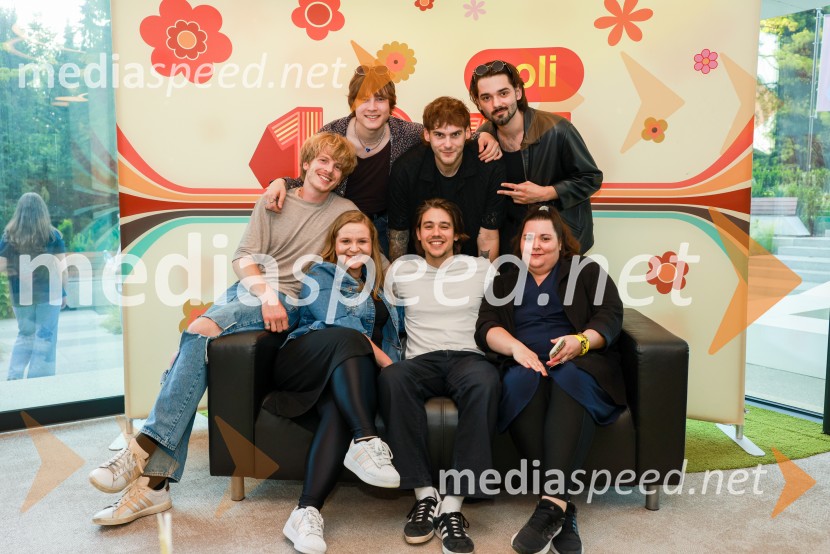  Jure Maček,  Joker Out;  Alma Rahne, novinarka;  Kris  Guštin, Joker Out;  Bojan Cvjetićanin, Joker Out;  Nace  Jordan, Joker Out;  Jan  Peteh, Joker Out;  ... Ekskluzivni koncert Joker out ob 50-letnici Poli