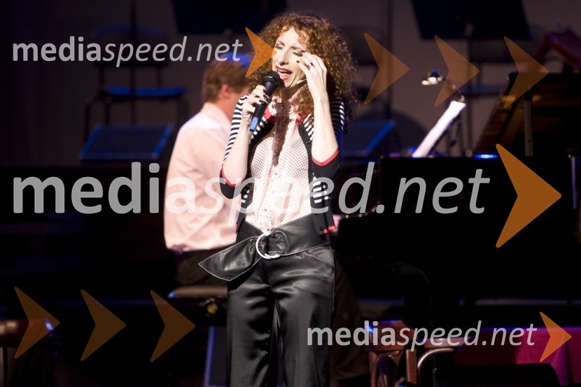 Vita Mavrič, pevka ter ambasadorka UNICEF-a, La vie en rose, prizor iz mednarodnega večera šansonovLa Vie en Rose, mednarodni večer šansonov