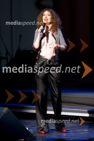 Vita Mavrič, pevka ter ambasadorka UNICEF-a, La vie en rose, prizor iz mednarodnega večera šansonovLa Vie en Rose, mednarodni večer šansonov