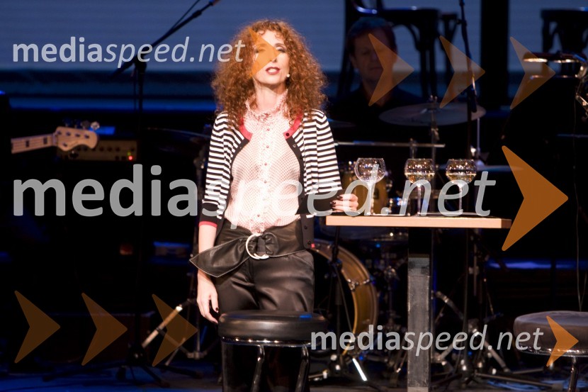 Vita Mavrič, pevka ter ambasadorka UNICEF-a, La vie en rose, prizor iz mednarodnega večera šansonovLa Vie en Rose, mednarodni večer šansonov