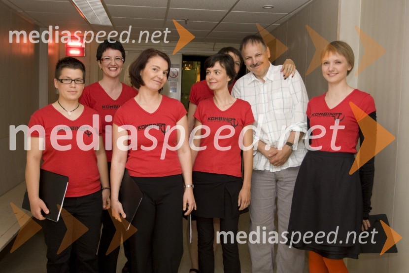 Jani Kovačič, kantavtor in članice skupine KombinatkeLa Vie en Rose, mednarodni večer šansonov