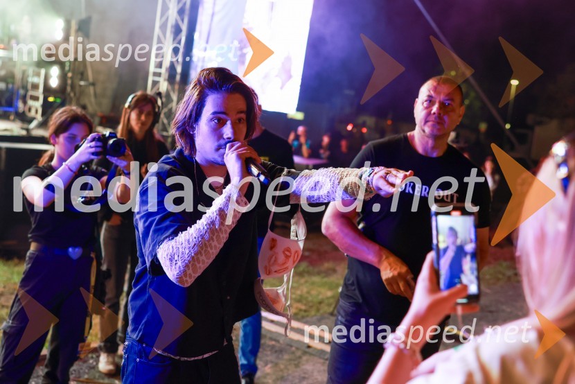  Bojan  Cvjetičanin , študent sociologije;  Niko Bogataj, varnostnik skupine Joker OutEkskluzivni koncert Joker out ob 50-letnici Poli