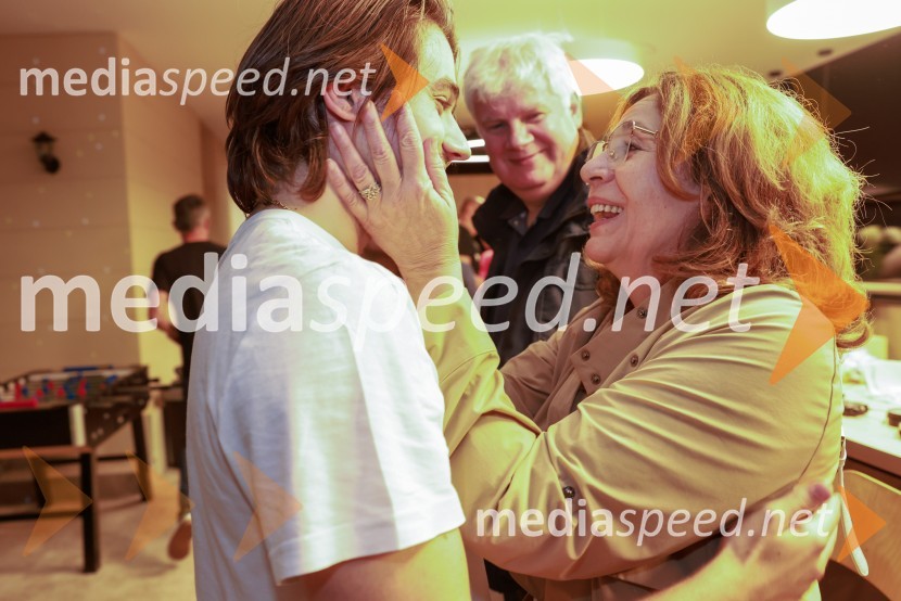  Bojan Cvjetićanin, Joker Out; dr. med.  Snežana Cvjetićanin, pediatrinjaEkskluzivni koncert Joker out ob 50-letnici Poli