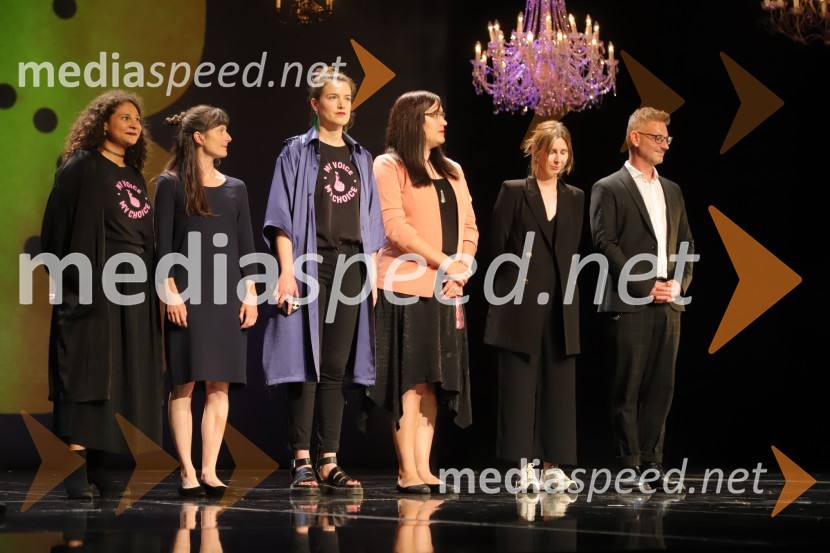  Lina Akif, igralka;  ... ;  ... ;  ... ;  ... ;  Tibor Mihelič Syed, direktor, Kino Šiška59. Festival Borštnikovo srečanje, sklepna slovesnost s podelitvijo nagrad