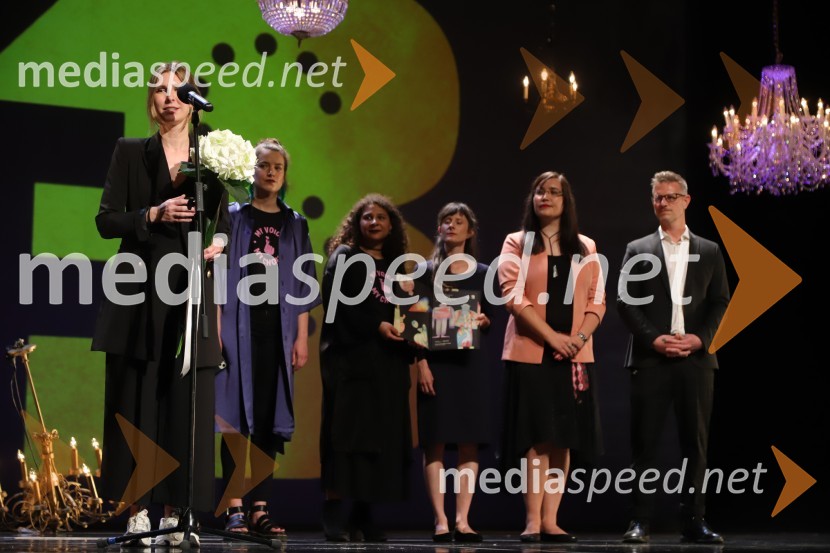  ... ;  ... ;  Lina Akif, igralka;  ... ;  Nataša  Luša, direktorica družbe Delo d.o.o.;  Tibor Mihelič Syed, direktor, Kino Šiška59. Festival Borštnikovo srečanje, sklepna slovesnost s podelitvijo nagrad