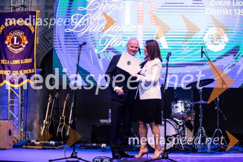  Gregor  Benčina, predsednik Slovenijales Group, podpredsednik sveta zavoda CER, iniciator pobude GreenTech Slovenia; mag. Breda Pečovnik, direktorica kongresno komercialne dejavnosti Cankarjev domKresna noč 2024