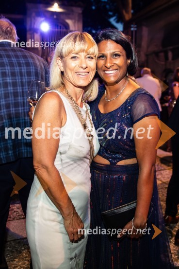  Barbra Jermann, urednica revije Suzy;  Vesna Nisha Dolinar, predsednica SILA 2012-2013 in lastnica restavracije NamasteKresna noč 2024