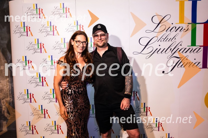  Katja Mlakar, direktorica, agencija AVI;  Tomi Meglič, glasbenik, pevec skupine SiddhartaKresna noč 2024