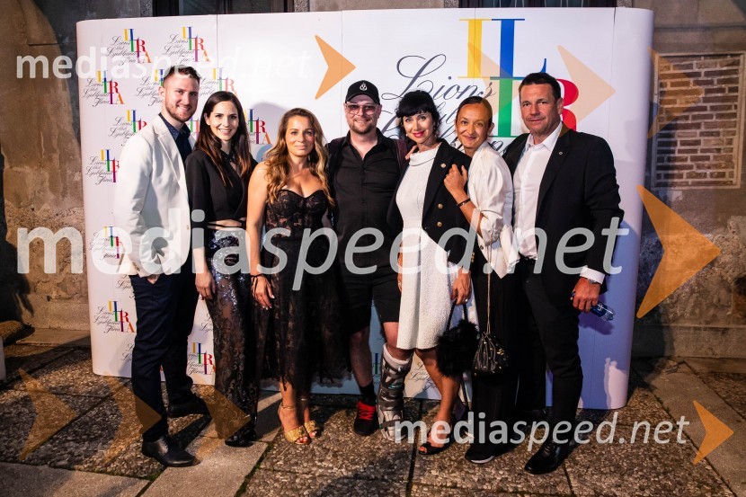  Gregor Ravnik, pevec;  Lea Sirk, pevka;  ... ;  Tomi Meglič, glasbenik, pevec skupine Siddharta;  dr. Jerca  Legan, antropologinja in strokovnjakinja za strateške komunikacije;  ... ;  ... Kresna noč 2024