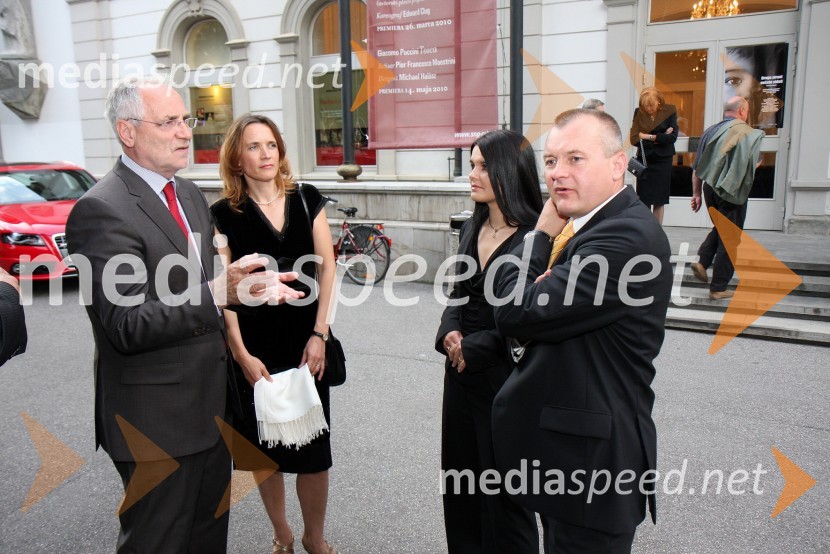 Ivo Vajgl, poslanec, njegova soproga Mojca Zlobko Vajgl, harfistka in Franc Kangler, župan Maribora ter njegova soproga TanjaUstavimo nasilje, dobrodelna gala prireditev