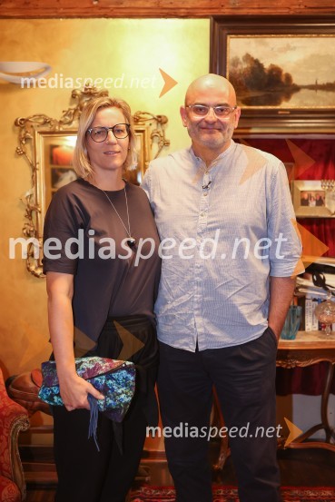  Ana Ivančič, urednica knjige;  Urban Vovk, glavni urednik, BeletrinaPredstavitev knjige Glej ga, Součka!