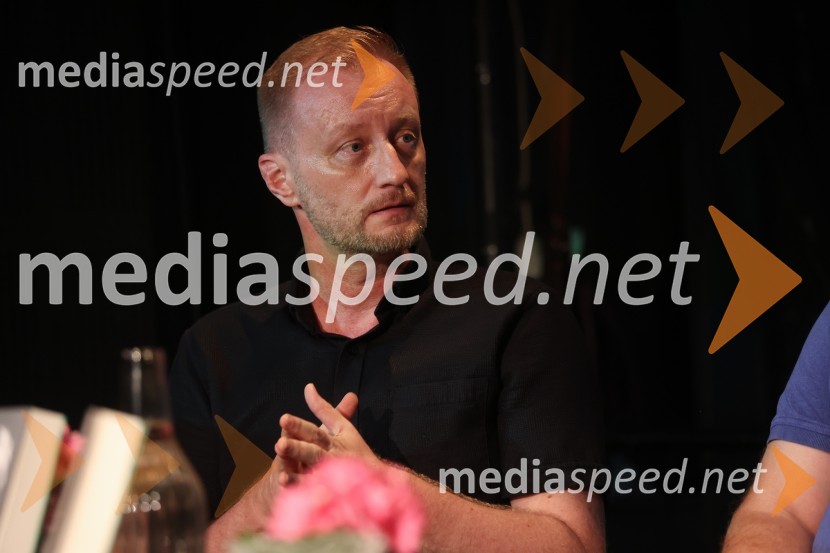  Alen Jelen, režiser, dramaturg, umetniški vodja, igralecPredstavitev knjige Glej ga, Součka!