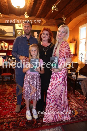  Gašper Martinc;  Lejla Martinc;  Milena  Morača, sopranistka (upokojena operna pevka);  Hana Souček Martinc, medijska menadžerka, Kreativna bazaPredstavitev knjige Glej ga, Součka!