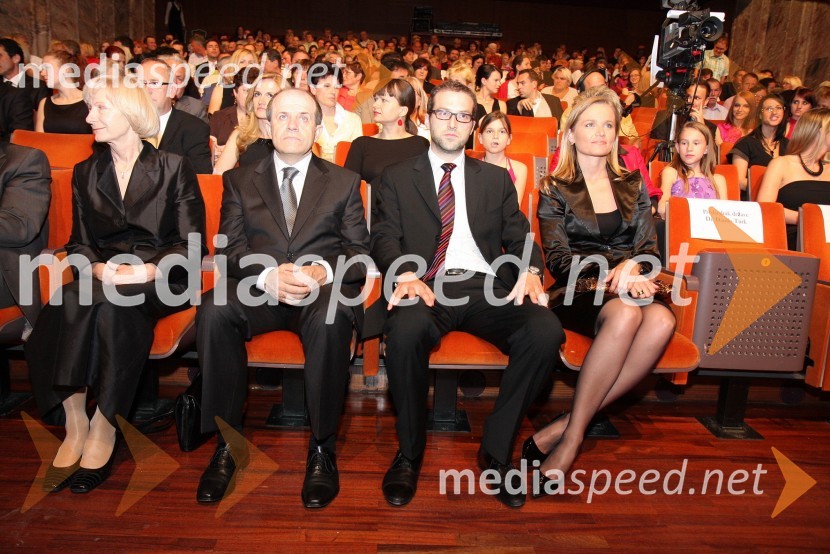Dr. Ivan Svetlik, minister za delo, družino in socialne zadeve in soproga Metka, ... in Katarina Kresal, ministrica za notranje zadeveUstavimo nasilje, dobrodelna gala prireditev