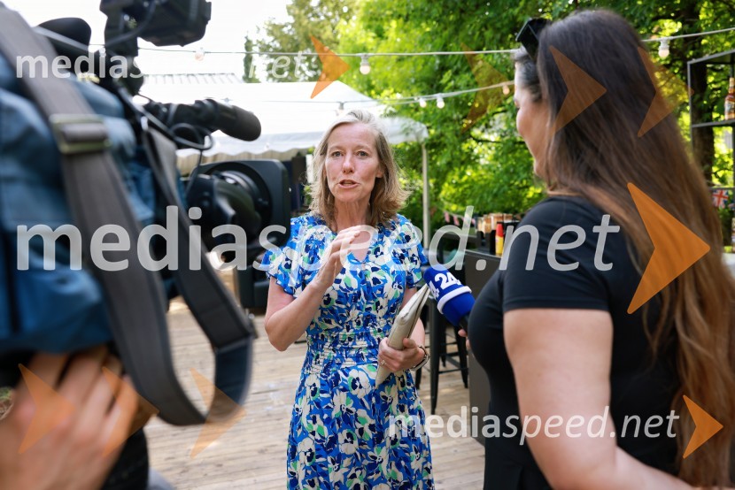  Tiffany Sadler, veleposlanica Združenega kraljestva Velike Britanije in Severne IrskeBritansko veleposlaništvo v Ljubljani obeležilo rojstni dan kralja Karla III.