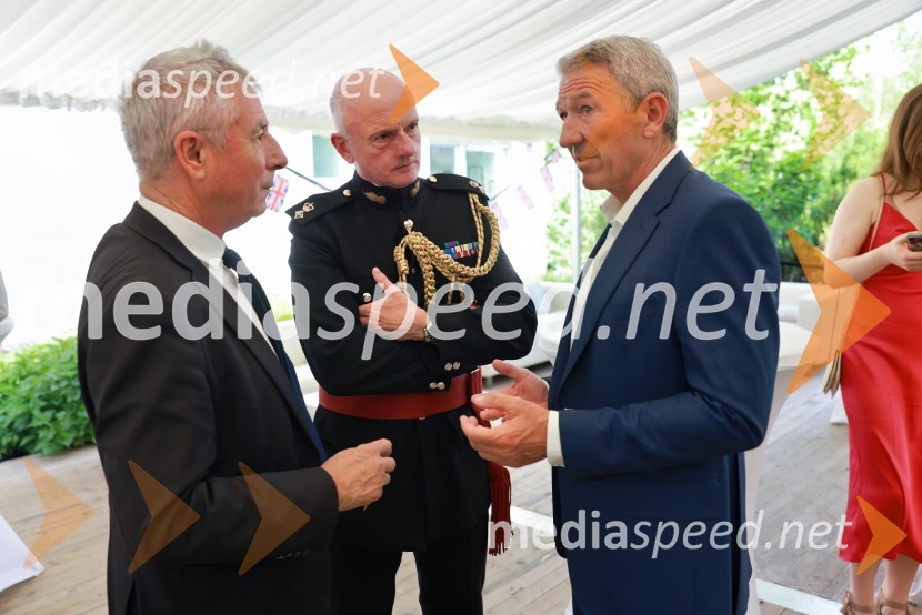  Robert Pešut - Magnifico, glasbenik;  ... ;  Steve Sadler, glavni finančni direktor, Yattendon Group PlcBritansko veleposlaništvo v Ljubljani obeležilo rojstni dan kralja Karla III.