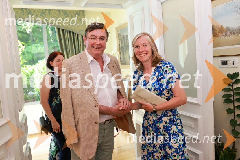  Simon Robinson, dirigent;  Tiffany Sadler, veleposlanica Združenega kraljestva Velike Britanije in Severne IrskeBritansko veleposlaništvo v Ljubljani obeležilo rojstni dan kralja Karla III.