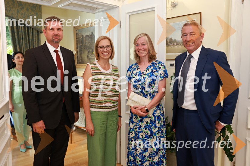  ... ; dr. Valentina Prevolnik Rupel, ministrica za zdravje;  Tiffany Sadler, veleposlanica Združenega kraljestva Velike Britanije in Severne Irske;  Steve Sadler, glavni finančni direktor, Yattendon Group PlcBritansko veleposlaništvo v Ljubljani obeležilo rojstni dan kralja Karla III.