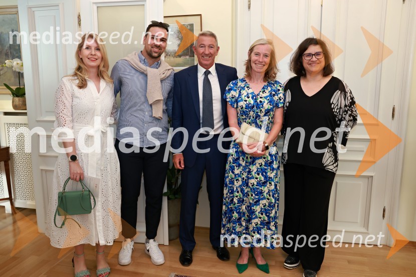  ... ;  ... ;  Steve Sadler, glavni finančni direktor, Yattendon Group Plc;  Tiffany Sadler, veleposlanica Združenega kraljestva Velike Britanije in Severne Irske;  ... Britansko veleposlaništvo v Ljubljani obeležilo rojstni dan kralja Karla III.