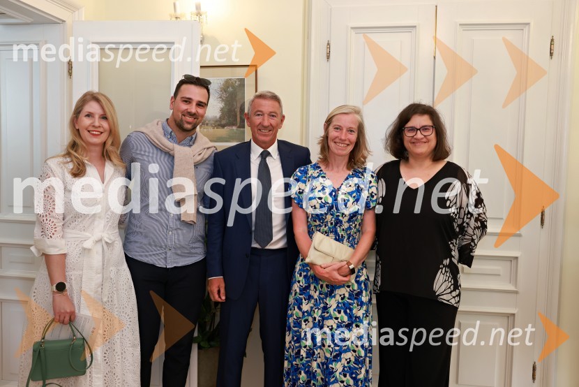  ... ;  ... ;  Steve Sadler, glavni finančni direktor, Yattendon Group Plc;  Tiffany Sadler, veleposlanica Združenega kraljestva Velike Britanije in Severne Irske;  ... Britansko veleposlaništvo v Ljubljani obeležilo rojstni dan kralja Karla III.