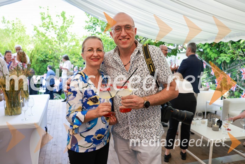  Urša Cvilak, odgovorna urednica, revija Pet zvezdic;  Peter IrmanBritansko veleposlaništvo v Ljubljani obeležilo rojstni dan kralja Karla III.