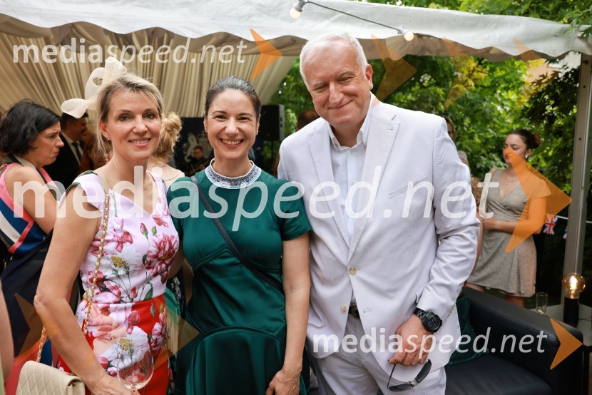  Barbara Uranjek, direktorica, Britansko-slovenska gospodarska zbornica;  ... ;  Janez Rakušček, izvršni kreativni direktor Luna TBWABritansko veleposlaništvo v Ljubljani obeležilo rojstni dan kralja Karla III.