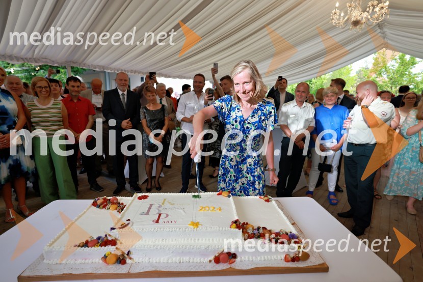  Tiffany Sadler, veleposlanica Združenega kraljestva Velike Britanije in Severne IrskeBritansko veleposlaništvo v Ljubljani obeležilo rojstni dan kralja Karla III.