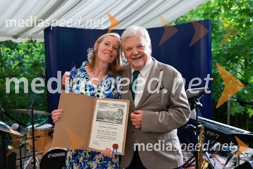  Tiffany Sadler, veleposlanica Združenega kraljestva Velike Britanije in Severne Irske;  Janez Fajfar, nekdanji župan občine BledBritansko veleposlaništvo v Ljubljani obeležilo rojstni dan kralja Karla III.