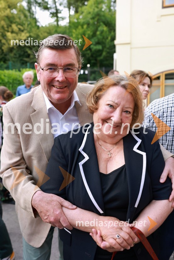  Simon Robinson, dirigent;  ... Britansko veleposlaništvo v Ljubljani obeležilo rojstni dan kralja Karla III.