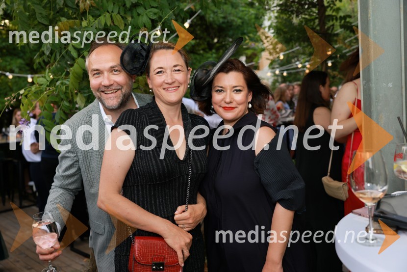  Mart D. Buh, vodja poslovnega razvoja, Britansko-slovenska gospodarska zbornica;  Ana Struna Bregar,  izvršna direktorica CER;  Ana Lazovski, oblikovalka klobukov in maskerkaBritansko veleposlaništvo v Ljubljani obeležilo rojstni dan kralja Karla III.