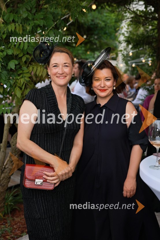  Ana Struna Bregar,  izvršna direktorica CER;  Ana Lazovski, oblikovalka klobukov in maskerkaBritansko veleposlaništvo v Ljubljani obeležilo rojstni dan kralja Karla III.