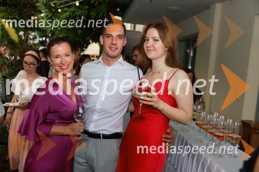  Barbara Navala, Britansko veleposlaništvo v Sloveniji;  ... ;  ... Britansko veleposlaništvo v Ljubljani obeležilo rojstni dan kralja Karla III.