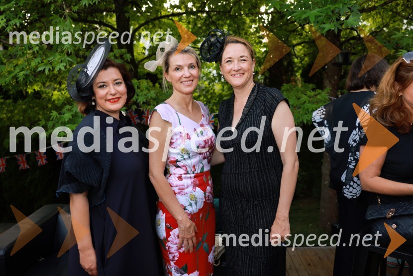  Ana Lazovski, oblikovalka klobukov in maskerka;  Barbara Uranjek, direktorica, Britansko-slovenska gospodarska zbornica;  Ana Struna Bregar,  izvršna direktorica CERBritansko veleposlaništvo v Ljubljani obeležilo rojstni dan kralja Karla III.