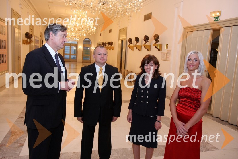 Dr. Danilo Türk, predsednik Republike Slovenije, Franc Kangler, župan Maribora, ... in Tanja Vrbnjak, soustanoviteljica HK UnijaUstavimo nasilje, dobrodelna gala prireditev