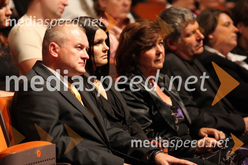 Franc Kangler, župan Maribora ter njegova soproga Tanja in Magdalena Tovornik, svetovalka predsednika Republike Slovenije
	Ustavimo nasilje, dobrodelna gala prireditev