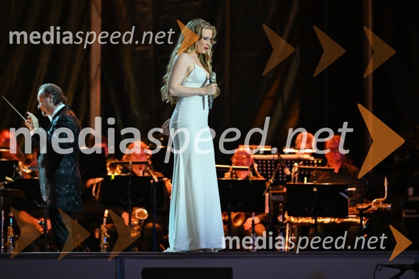  Zala Smolnikar, pevka- ZALIOdprtje 72. Ljubljana festivala s tradicionalnim gala koncertom Poletna noč