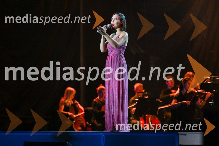  Nina Strnad, pevkaOdprtje 72. Ljubljana festivala s tradicionalnim gala koncertom Poletna noč