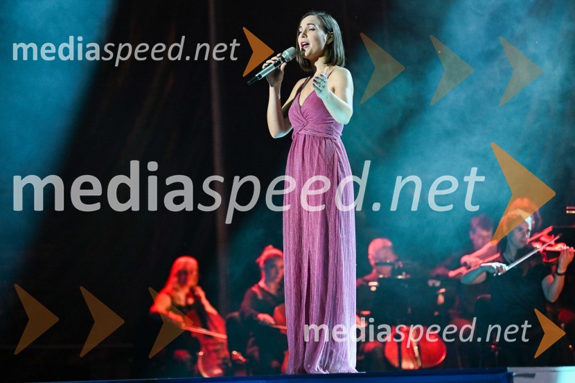  Nina Strnad, pevkaOdprtje 72. Ljubljana festivala s tradicionalnim gala koncertom Poletna noč