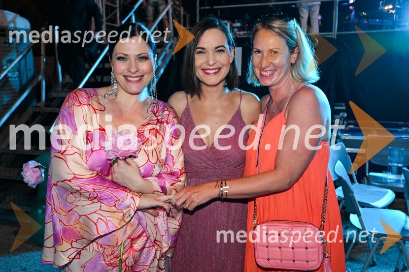  Nuška Drašček, pevka;  Nina Strnad, pevka;  Mateja Kožuh, producentka in joga učiteljica MS7Odprtje 72. Ljubljana festivala s tradicionalnim gala koncertom Poletna noč