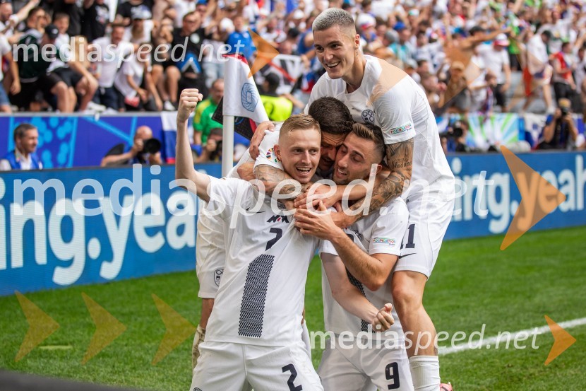  Žan  Karničnik, nogometaš;  Erik Janža, nogometaš;  Benjamin Šeško, nogometaš;  Andraž Šporar, nogometašSlovenci po golu v 96. minuti ostali brez zmage