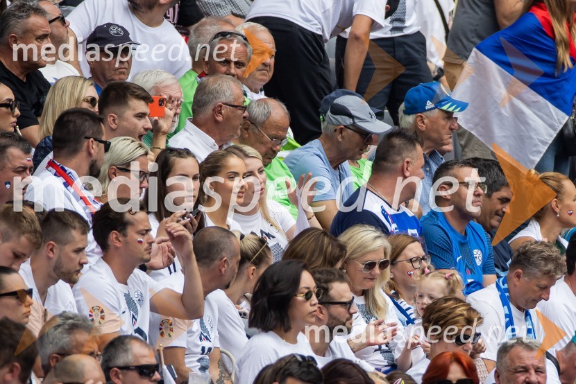  Anita Vidović, punca Benjamina ŠeškaSlovenci po golu v 96. minuti ostali brez zmage