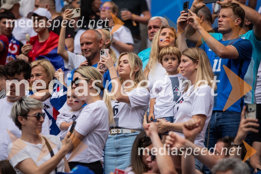 Neža StrmčnikSlovenci po golu v 96. minuti ostali brez zmage
