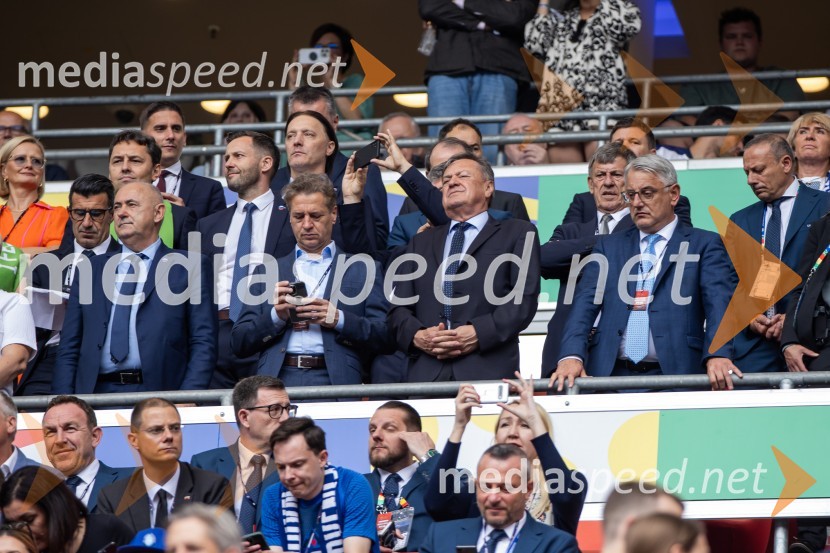  Radenko Mijatović, predsednik Nogometne zveze Slovenije; dr. Robert Golob, predsednik vlade RS;  Zoran Janković, župan, Mestna občina Ljubljana;  Matjaž Han, minister za gospodarstvo, turizem in športSlovenci po golu v 96. minuti ostali brez zmage