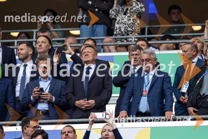 dr. Robert Golob, predsednik vlade RS;  Zoran Janković, župan, Mestna občina Ljubljana;  Matjaž Han, minister za gospodarstvo, turizem in športSlovenci po golu v 96. minuti ostali brez zmage