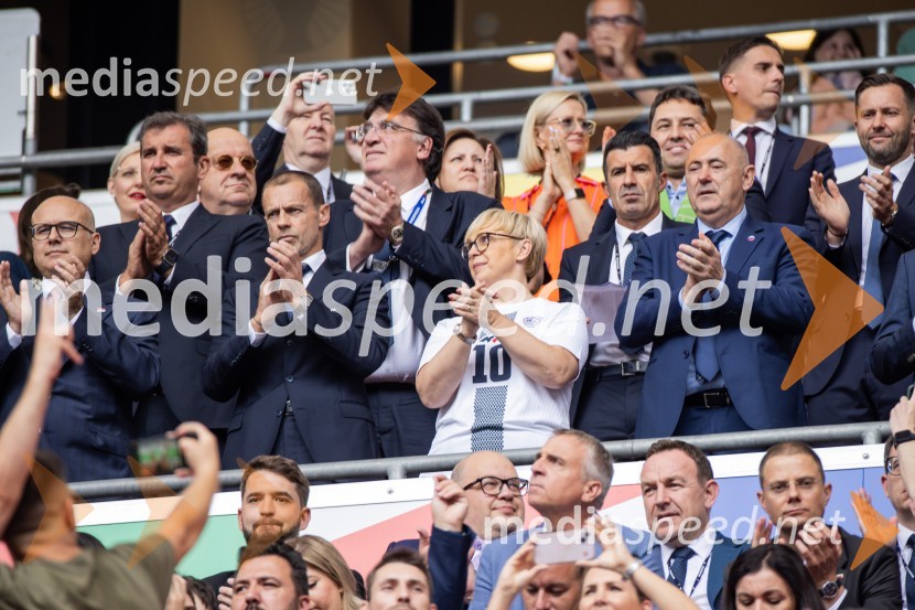  Aleksander Čeferin, odvetnik in predsednik UEFE; dr. Nataša Pirc Musar, predsednica Republike Slovenije;  Radenko Mijatović, predsednik Nogometne zveze SlovenijeSlovenci po golu v 96. minuti ostali brez zmage
