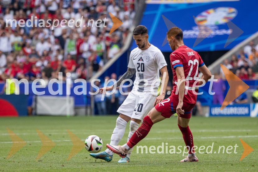  Petar Stojanović, nogometaš;  Saša Lukić, nogometaš, SrbijaSlovenci po golu v 96. minuti ostali brez zmage
