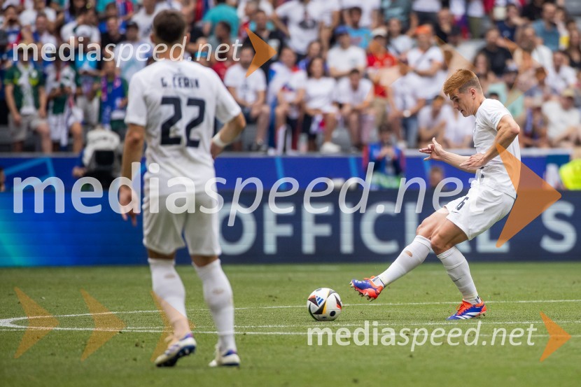  Jaka Bijol, nogometašSlovenci po golu v 96. minuti ostali brez zmage
